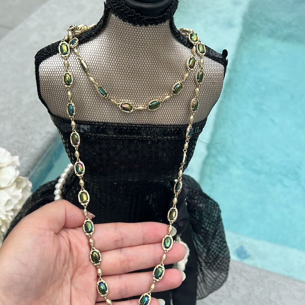 Elegant Green and Gold Women's Necklace - Picture 3 of 3